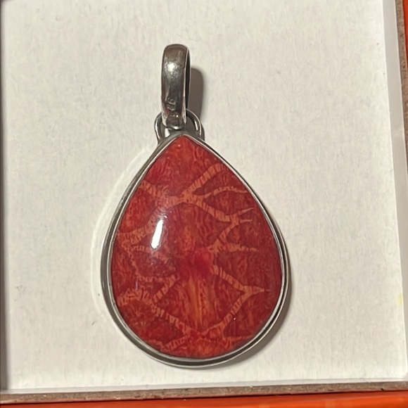 Red design charm - Picture 2 of 4